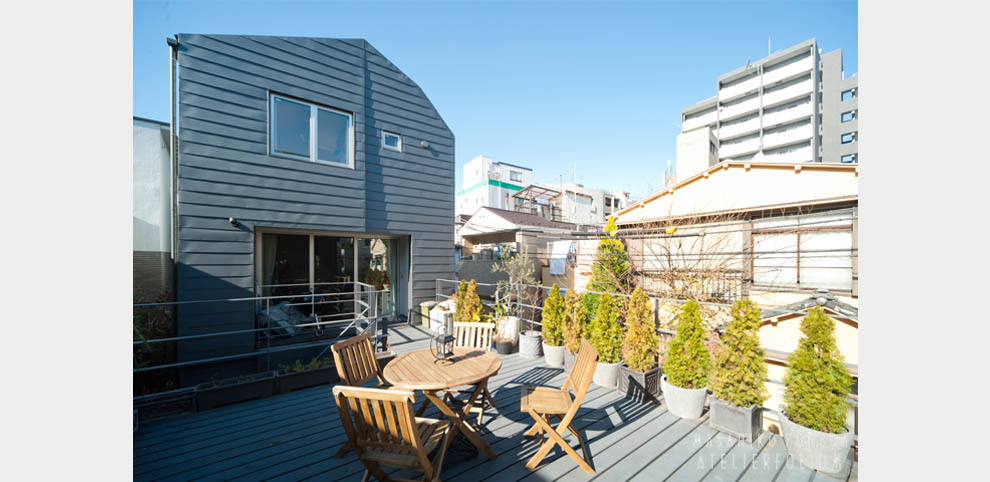 文京区にある設計事務所アトリエフォリウムが設計を行った、住宅のウッドデッキ・バルコニーの写真です。